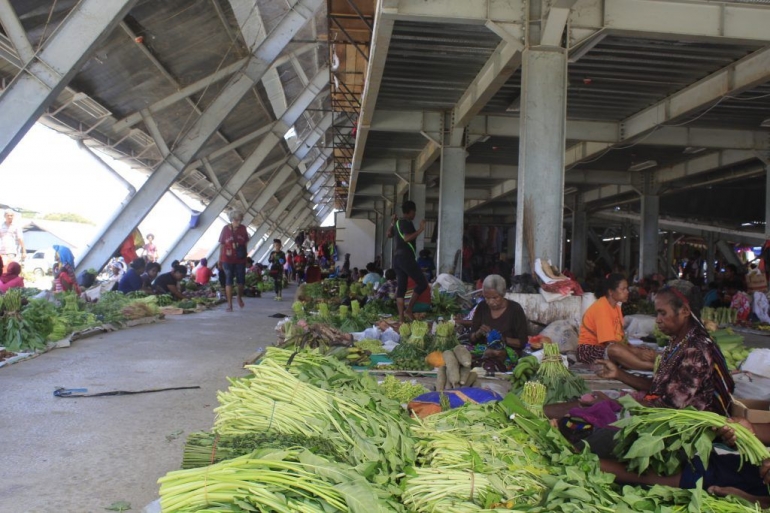 Kegiatan jual beli di pasar Sentani - Papua (source:jubi.co.id)