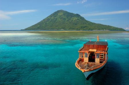 Pulau Manado Tua, Sulawesi Utara. Sumber: https://ksmtour.com/i