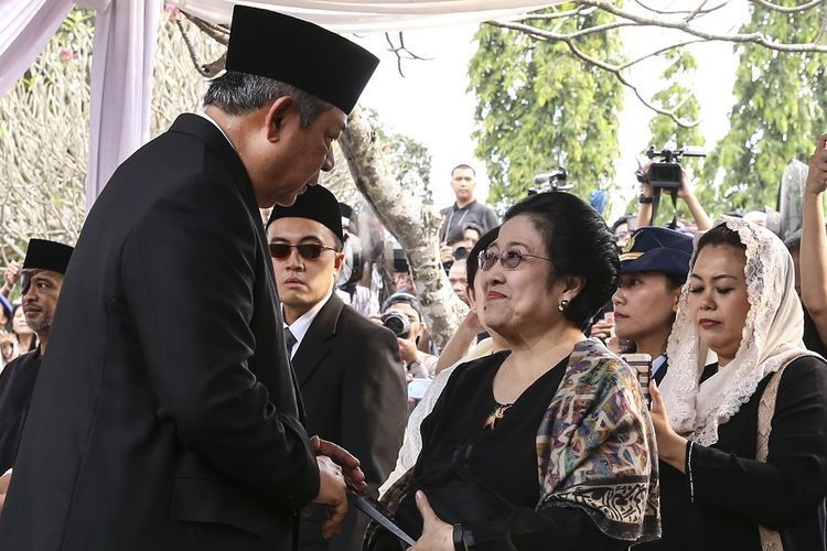 Susilo Bambang Yudhoyono menyalami Megawati Soekarnoputri. Foto: Antara melalui kompas.com