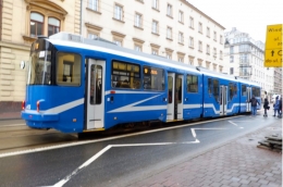 Tram berwarna biru putih di Krakow  (Dokumentasi pribadi)