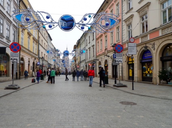 Hiasan lampu Natal berwarna biru putih di Krakow  (Dokumentasi pribadi)
