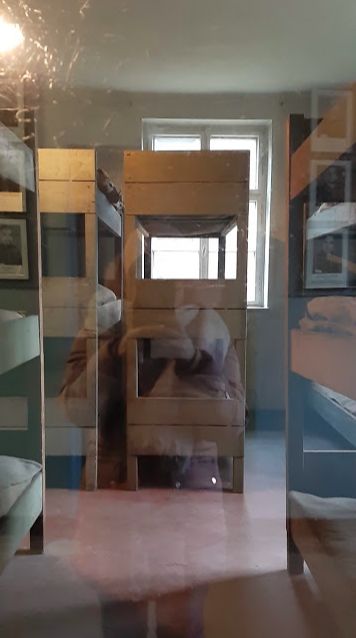Salah satu bilik bangunan dengan tempat tidur tahanan  (Dokumentasi pribadi)