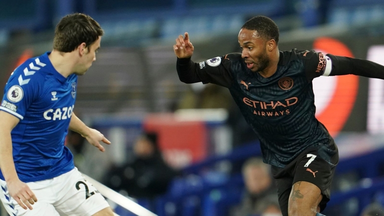 Raheem Sterling dihadang oleh Coleman dalam duel City vs Everton di Goodison Park (Foto Skysports) 