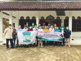 Anggota KAMMI Sleman bersama pengurus yayasan AKU berfoto bersama didepan Masjid Panti Asuhan Arrofi'u (dokpri)