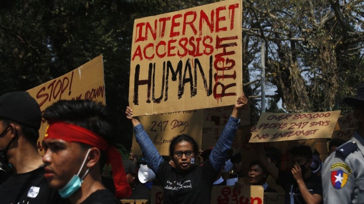 Pada Juni 2020 lalu otoritas Myanmar melakukan pemblokiran jaringan internet warga. | Photo: Nyunt Win/EPa/Shutterstock via WSJ.com