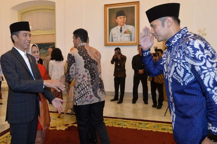 Presiden Jokowi menerima kunjungan silaturahmi Agus Harimurti Yudhoyono, Jumat (15/6/2018), di Istana Bogor (Foto: Antara/Widodo S. Jusuf)