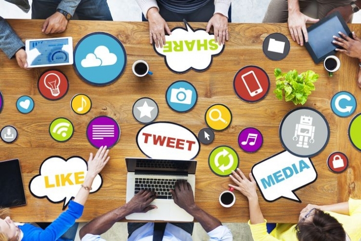 Social Media Specialist berperan penting dalam mengatur dan menjaga engagement media sosial yang dipegangnya.| Sumber: Shutterstock via Kompas.com