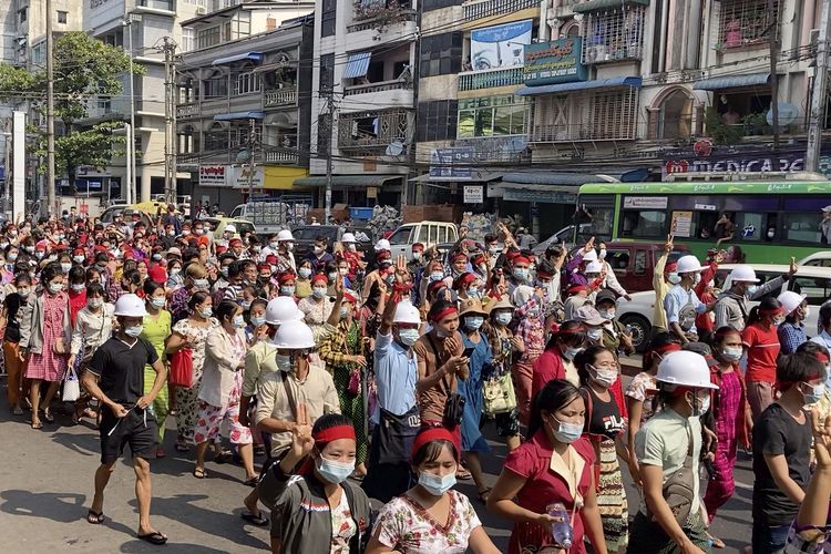 Massa aksi menuju Yangon, Myanmar, (6/2/2021) untuk menentang kudeta. | (AP photo) via Kompas.com