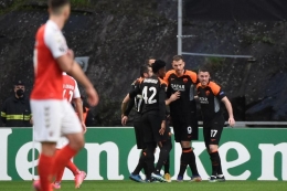 Pemain AS Roma merayakan gol ke gawang Sporting Braga. (via reutir.com)