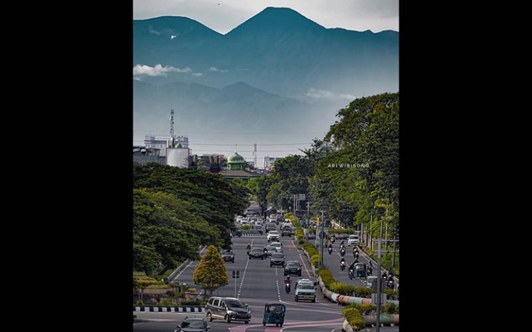 Foto Gunung Gede Pangrango dari Kemayoran Jakarta. Foto: @wibisono.ari 