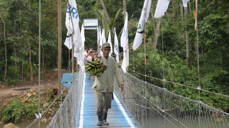 Nampak Warga Kp Ciraden mulai beralih menggunakan jembatan gantung sebagai akses mereka mengambil hasil panen dikebun.|Dok LAZ Harfa