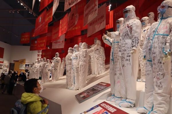 Pengunjung Museum Anti-covid-19 di Wuhan, Hubei, Tiongkok, melihat patung-patung petugas kesehatan (Sumber: https://mediaindonesia.com/Antara)
