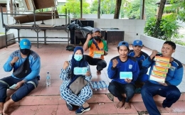 Program Jumat Berkah pembagian nasi kotak dan masker kepada pasuka biru PHL Dinas Tata Air di Duren Sawit, Jakarta Timur, Jumat (19/2/2021)/Foto:istimewa