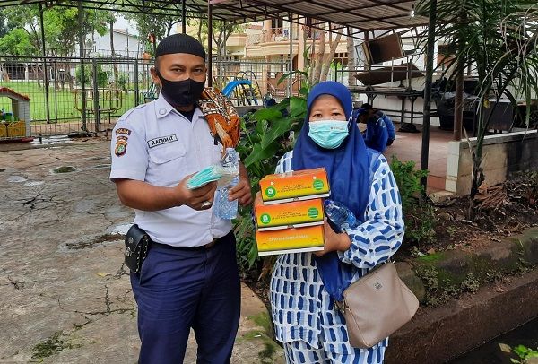 Pembagian nasi kotak dan masker kepada petugas keamanan Komplek IKIP Duren Sawit, Jakarta Timur, Jumat (19/2/2021)/Foto:istimewa
