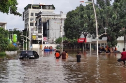 Kondisi banjir di Jalan Kemang Raya, Sabtu (20/1/2021) sore pukul 16.30 WIB. (KOMPAS.com/Ihsanuddin)