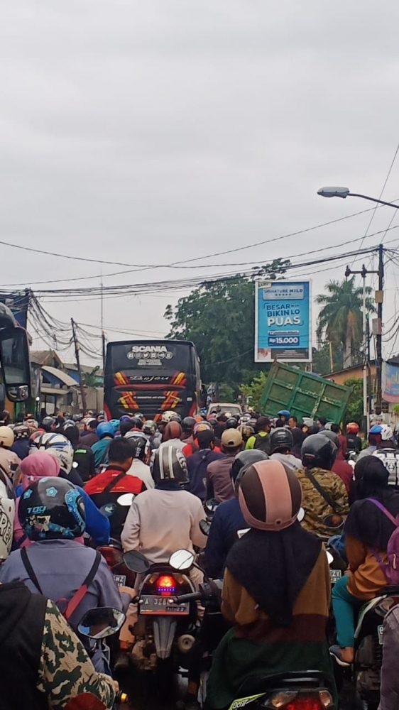 Macet yang tak terhindarkan di pertigaan jalan baru, Kutajaya, Tangerang. Gambar: laporan langsung dari karyawan/mukijan.