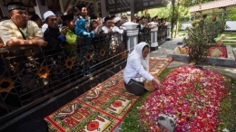 Makam Gus Dur ketika putri keempat beliau, Inayah Wahid berziarah 4/8/2015 (Foto: Antara/ Zabur Karuru).