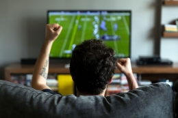 Ilustrasi menonton sepak bola lewat layar televisi. Gambar: Getty-Contributor via Thesun.co.uk