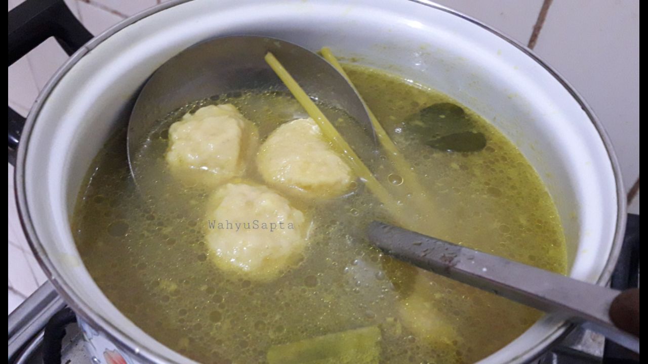 Kuah soto bening kuning yang telah jadi. | Foto: Wahyu Sapta. 