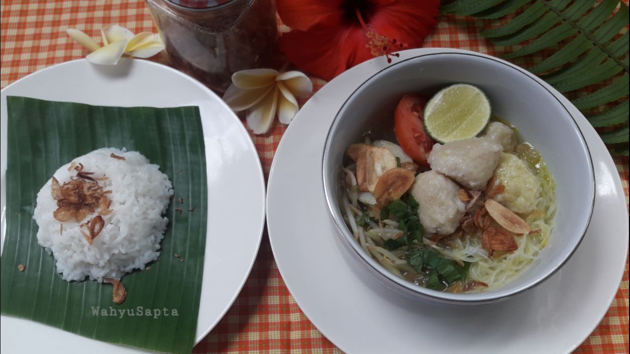 Bakso ayam kuah soto sudah jadi. Bisa dinikmati bersama nasi putih atau lontong. Tergantung selera. Selamat mencoba, ya. | Foto: Wahyu Sapta.
