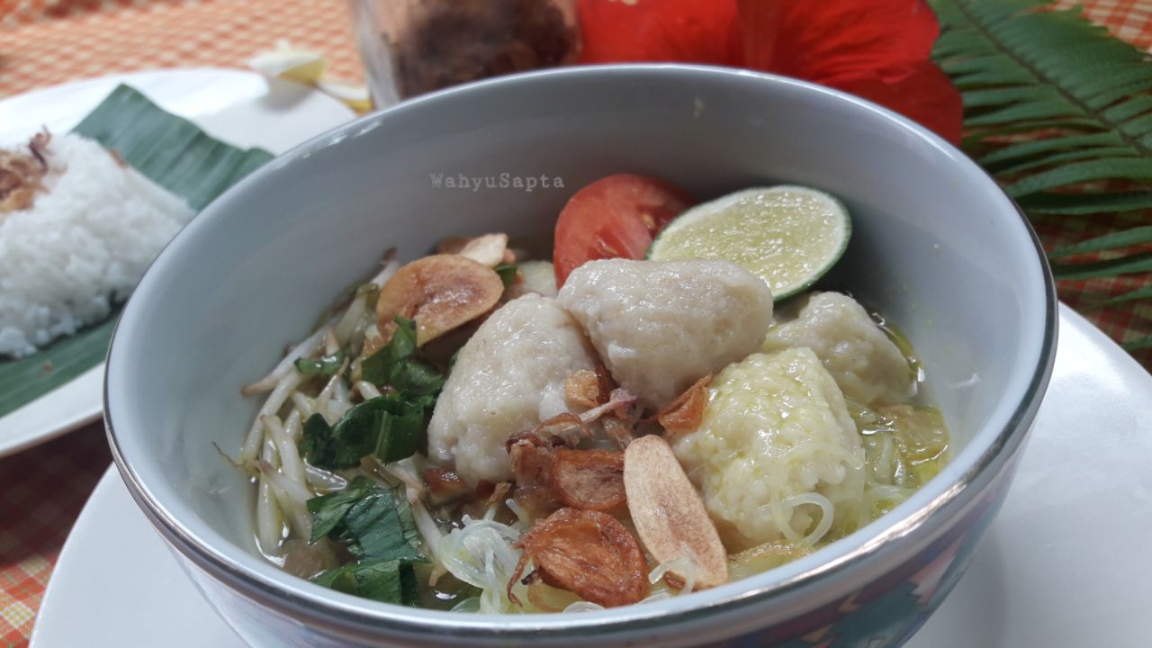 Bakso ayam kuah soto yang segar dan nikmat. | Foto: Wahyu Sapta.