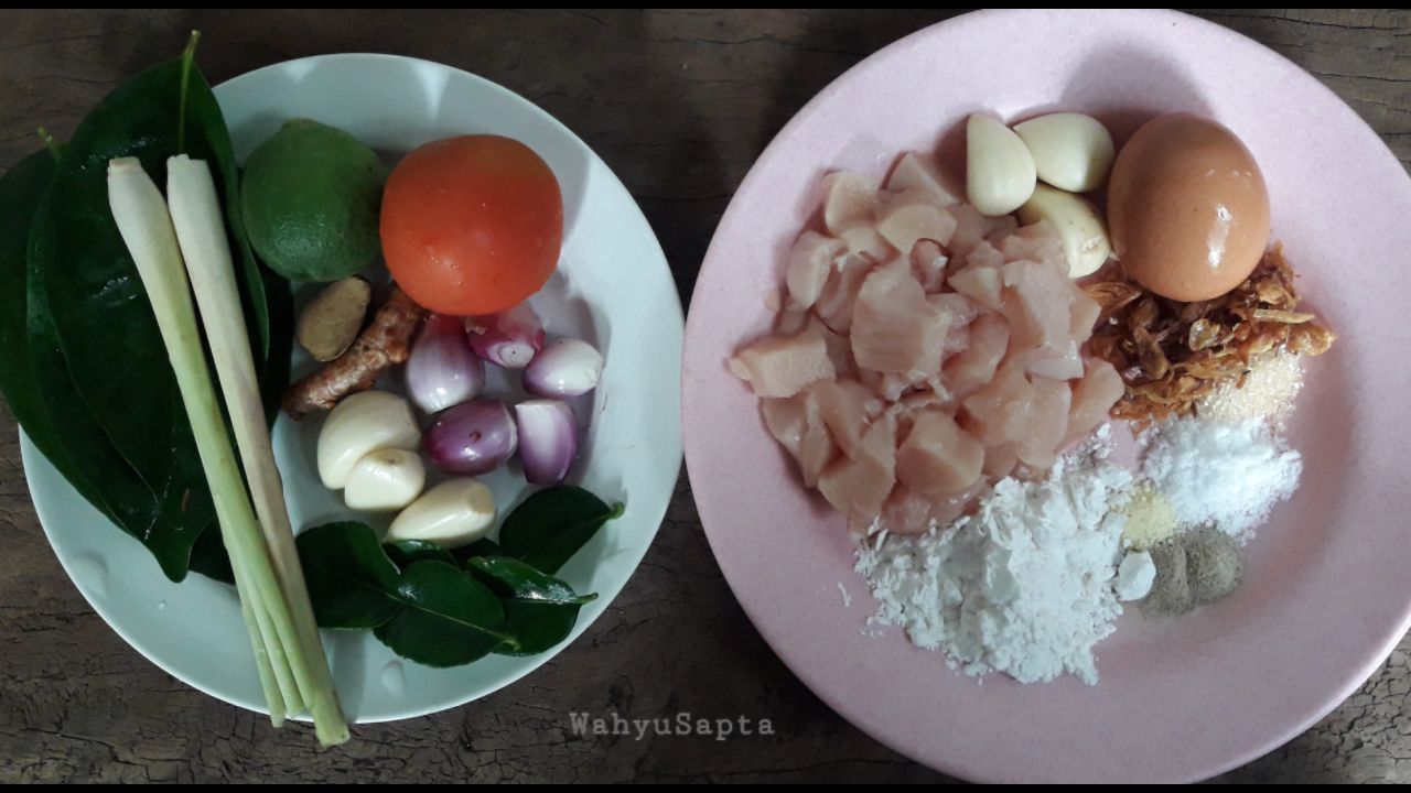 Persipkan terlebih dahulu bahan dan bumbu yang hendak dimasak, ya. | Foto: Wahyu Sapta.