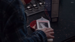 Di kotak susu yang dipegang Wanda terlihat informasi tentang hilangnya anak laki - laki. Sumber : Disney+