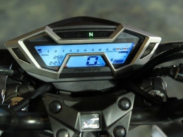Speedometer digital merupakan fitur yang jarang ada di motor 150cc saat itu. Sumber Gambar: www.garasimodifikasi.com