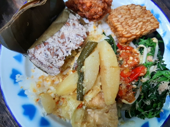 Menu makan di Tomboan Ngawonggo|Dok. Pribadi