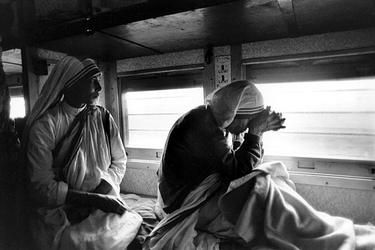 Mother Teresa (kanan) berdoa di atas kereta - maryellenmark.com
