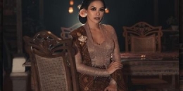 Model dan artis peran Nikita Mirzani mengenakan kebaya kutu baru rancangan Anne Avantie untuk Hari Ibu Nasional.(Instagram @anneavantieheart)