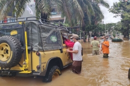 (Foto /teks :KOMPAS.com/ Ihsanuddin.   Sejumlah mobil off road milik Basarnas dikerahkan untuk menarik mobil yang terjebak banjir di Jalan Kemang Raya, Jakarta, Sabtu (20/2/2021))