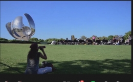 Warga Argentina antusias melihat pagelaran gamelan dari kejauhan di Beunos Aires Park