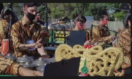 Antusias warga Argentina antusias memainkan gamelan di Buenos Aires Park