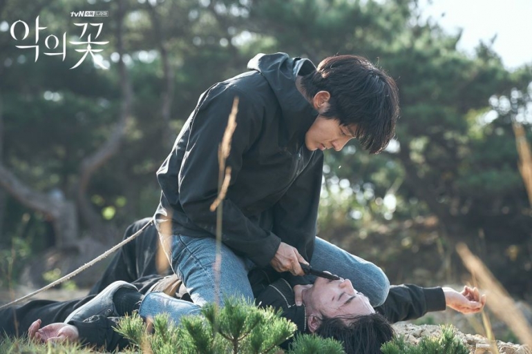 Baek Hee Song tiruan berhasil mengatasi Baek Hee Song asli (Gambar: bidik layar tvN)