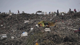 Situasi tumpukan sampah di TPSP Bantar Gebang, Bekasi. Foto: KOMPAS/AGUS SUSANTO dari Kompaspedia.kompas.id 