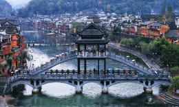 Jembatan Fenghuang. Sumber: koleksi pribadi
