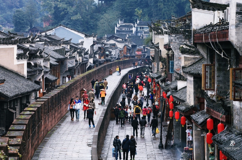Jalan-jalan di kota tua Fenghuang. Sumber: koleksi pribadi