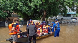 Personil TNI POLRI saat bantu warga banjir 