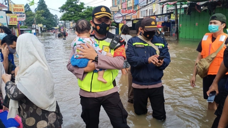 Evakuasi warga terdampak banjir