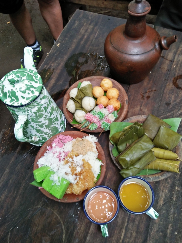 Minuman rempah dan jajanan jadul (dok.pri)