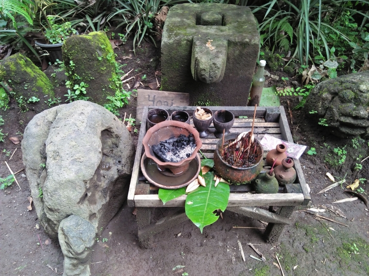 Patung Ganesha yang tak utuh dan Lingga Yoni (dok.pri)