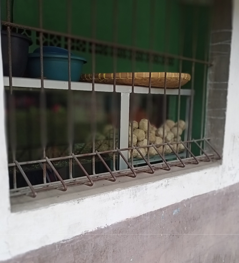 Gambar warung bakso di balik jeruji adalah dokumen pribadi
