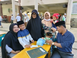 Riski Maulana bersama Keluarga saat mendaftar di Dayah Ummul Ayman Samalanga