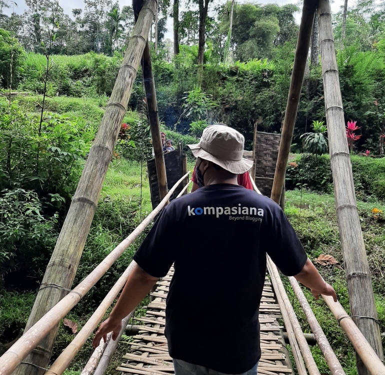 Jembatan bambu menuju situs Petirtaan Ngawonggo|Dok. Pribadi