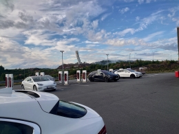 Stasiun charging listrik mobil di Norwegia (Foto: VR) 