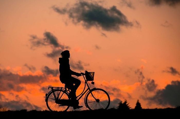 Lelaki naik sepeda (sumber gambar: suar.grid.id)