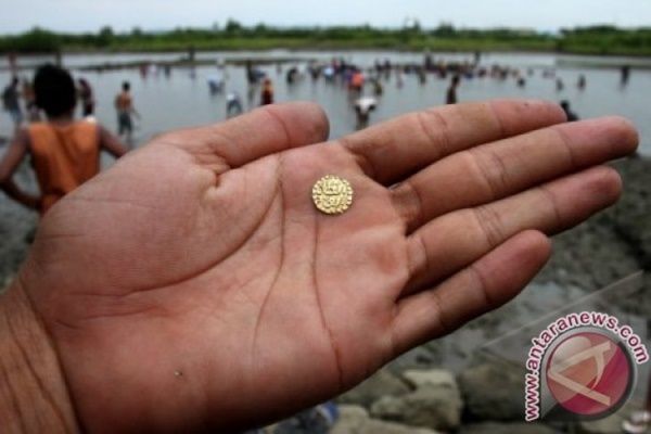 Masyarakat sibuk mencari harta karun (Foto: antaranews.com)