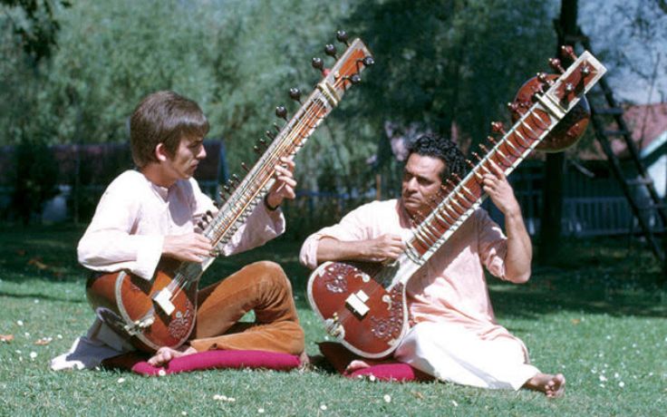 George Harrison dan Ravi Shankar. (Sumber :berkeleybside.com)