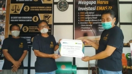 Dodik Sugeng Hariyadi (kanan) dari PT Pegadaian Purwokerto menyerahkan  bantuan kepada Bank Sampah Srayan Makarya (21/2). | Dokpri